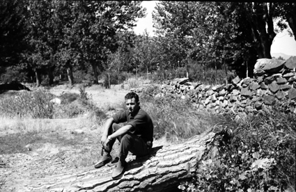 Joven sentado sobre un tronco. Lechago