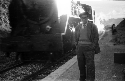 Hombre junto a la locomotora del tren. Lechago