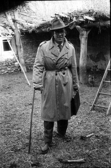 Hombre con gabardina, maletÃ­n y bastÃ³n. Lechago