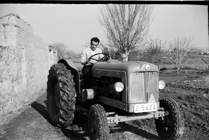 Joven conduciendo un tractor. Lechago