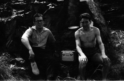 JÃ³venes escuchando la radio. Lechago