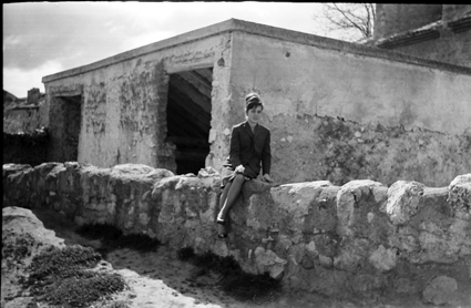 Muchacha sentada en la tapia. Lechago