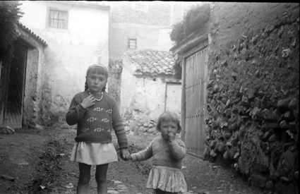 NiÃ±as en una calle del pueblo. Lechago
