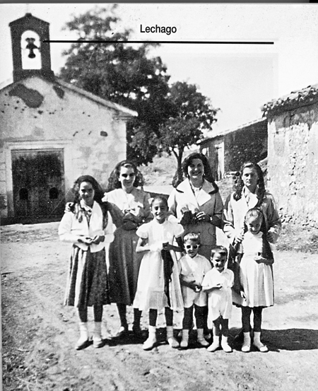 A la salida de misa, en el Santo Cristo. Lechago.