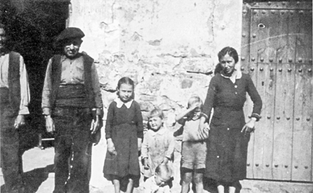 En la puerta de casa. Lechago.