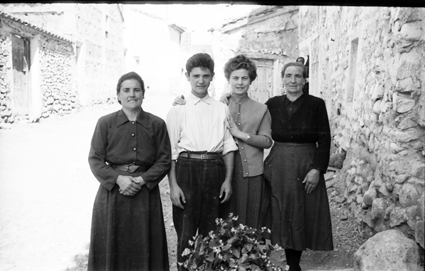 Mujeres y joven a la sombra de la casa. Lechago