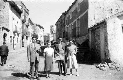 Grupo en una calle de la localidad. Lechago