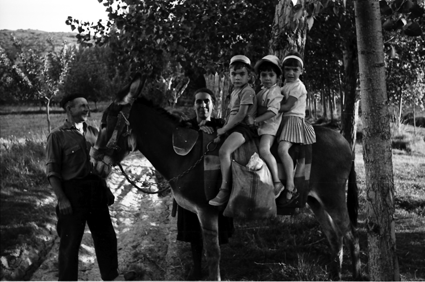 NiÃ±os paseando sobre un burro. Lechago