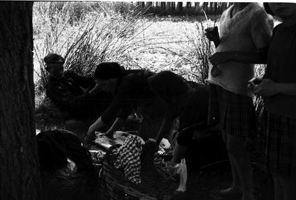 Preparando el menaje para la comida campestre. Lechago
