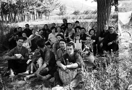 Grupo bajo los Ã¡rboles con garrafa de vino. Lechago