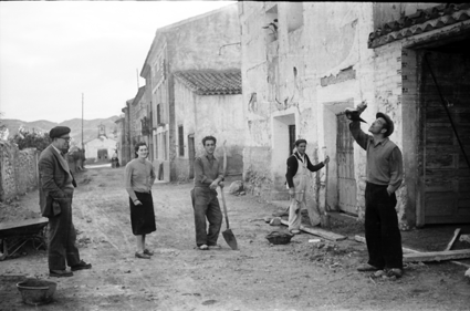 Bebiendo en porrÃ³n en la calle. Lechago