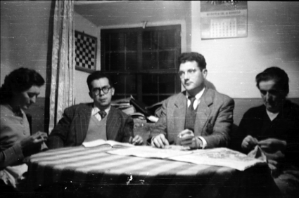 Mujeres cosiendo y hombres leyendo. Lechago