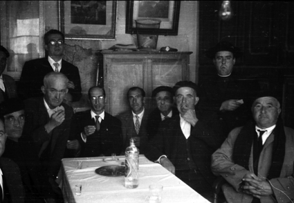 Amigos bebiendo anÃ­s. Lechago