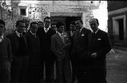 Grupo de jÃ³venes en la calle. Lechago