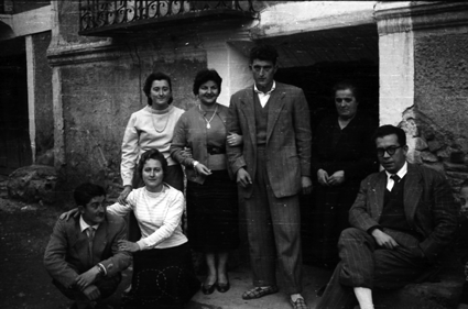 Hombres y mujeres en el portal de casa. Lechago