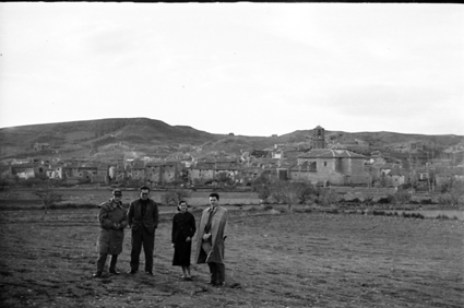 Amigos en los campos cercanos al pueblo. Lechago