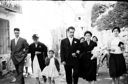 Pareja de novios y familiares por la calle. Lechago