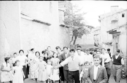 Grupo de jÃ³venes y niÃ±os. Lechago