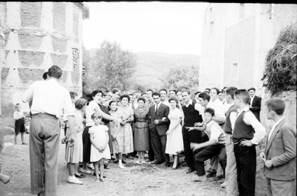 Grupo de personas junto a la iglesia. Lechago