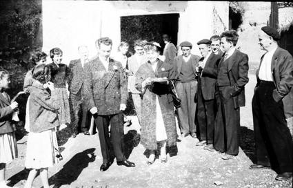 Grupo saliendo de la iglesia. Lechago