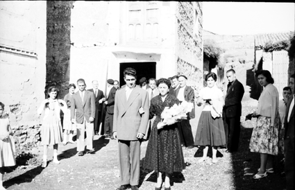 Grupo saliendo de la iglesia. Lechago