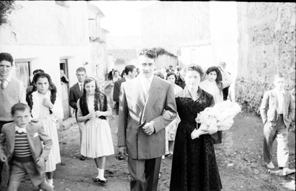 Pareja de novios y amigos. Lechago