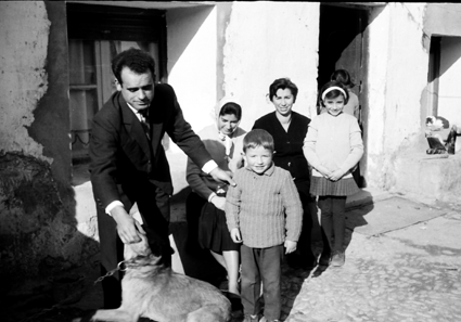 Familia con niÃ±os y perro en la entrada de la casa. Lechago