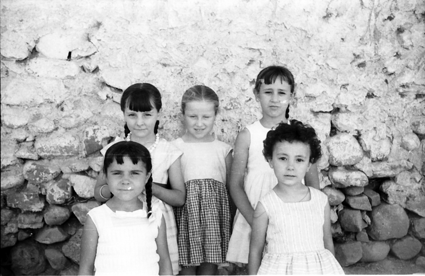 Grupo de niÃ±as delante de la tapia. Lechago