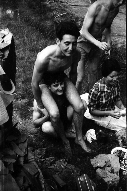 JÃ³venes en baÃ±ador. Lechago