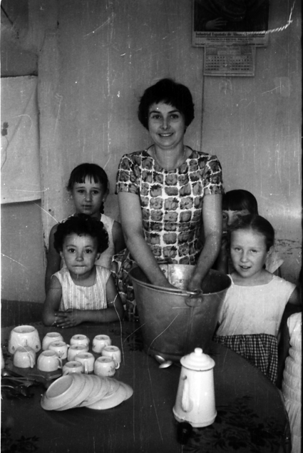 Fregando la vajilla. Lechago