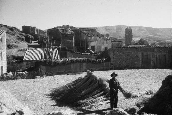 En la era de Lechago atando los haces