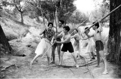 JÃ³venes jugando con palos. Lechago