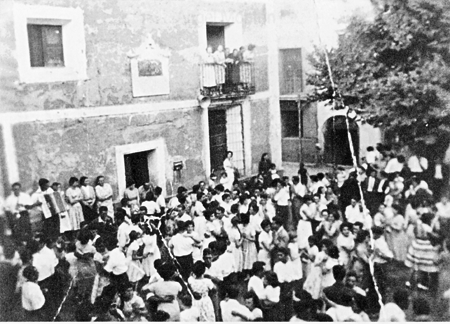 Baile en la Plaza de Mayor, con el antiguo olmo y La Casa Lugar. Lechago.