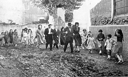 Cortejo nupcial junto al olmo. Lechago.