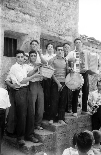 Grupo de amigos de celebraciÃ³n. Lechago