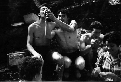 Amigos divirtiÃ©ndose en baÃ±ador. Lechago