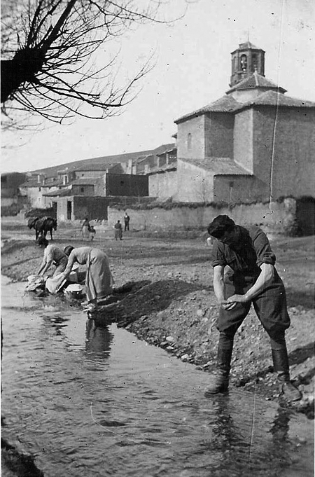 Soldado italiano y mujeres lavando en el rÃ­o. Lechago