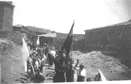 Desfile con brazos en alto. Loscos.