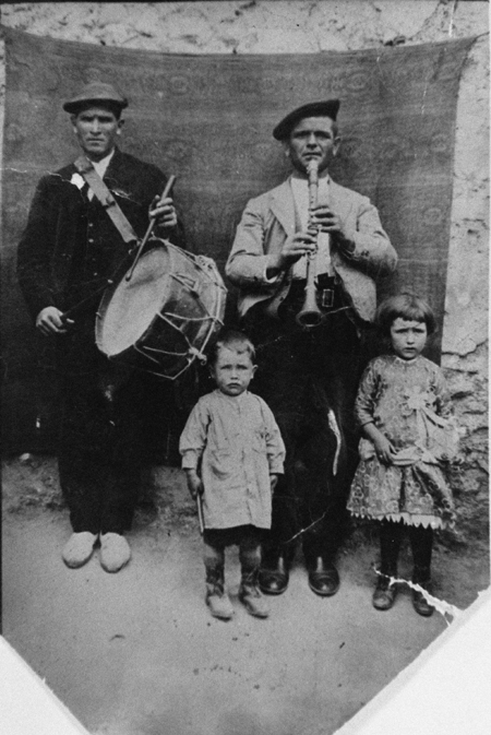 El tio Caramba con el tÃ­o Manuel Agudo tocando intrumentos. Cutanda.