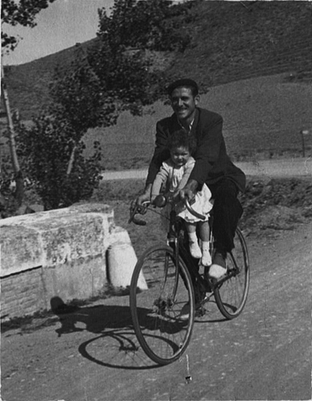 Hombre y niÃ±a en bicicleta. Luco de Jiloca.