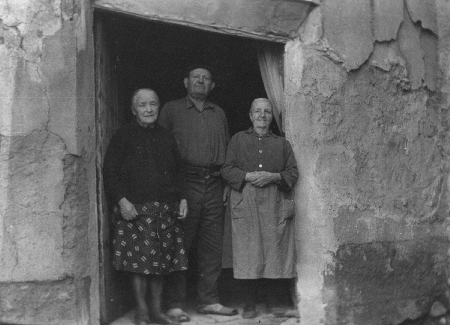 Ancianos en la puerta de casa. Luco.