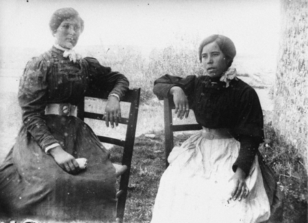 Dos seÃ±oras sentadas. Luco.