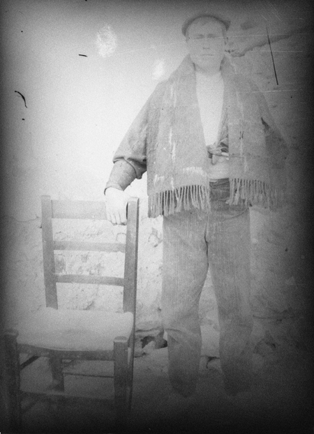 Retrato de un hombre junto a una silla. Luco.