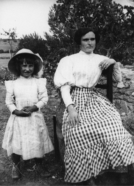 Mujer y niÃ±a. Luco.