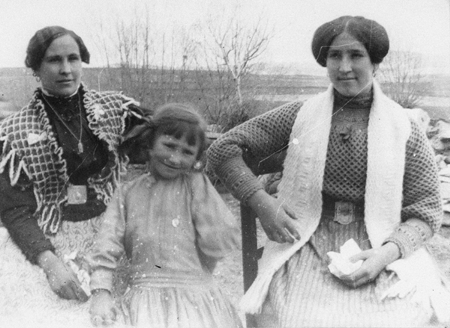 Mujeres y niÃ±a. Luco.