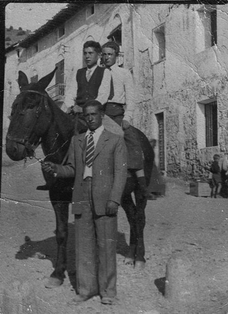 Vecinos de  Luco de Jiloca a caballo.