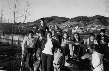 Grupo de vecinos y vista de Luco de Jiloca al fondo.
