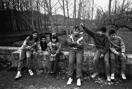 NiÃ±os a las afueras de Luco de Jiloca.