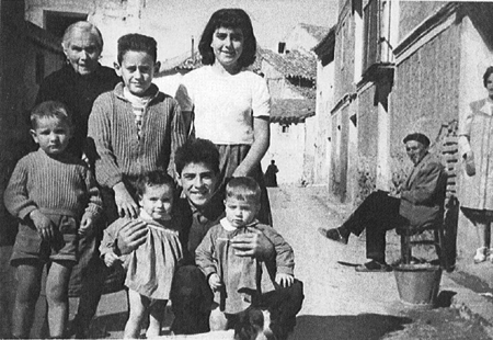 Vecinos en las calles de Luco de Jiloca.