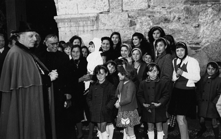 Grupo de vecinos de Luco en la entrada de la iglesia.